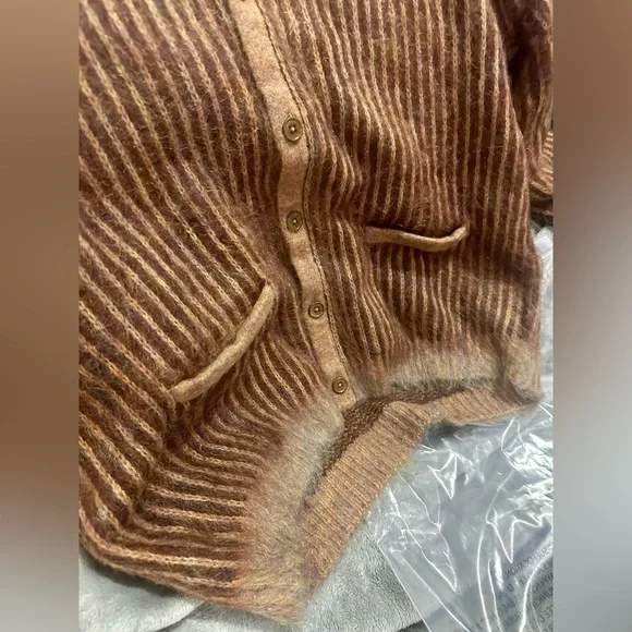 SUPREME- 2-Tone Mohair Cardigan SS25 (Size L) (NWT) (NO FLAWS)